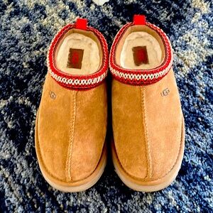 UGG Slipper Girls 2 Tazz camel. Big Kids. Excellent used condition.Only worn 2x